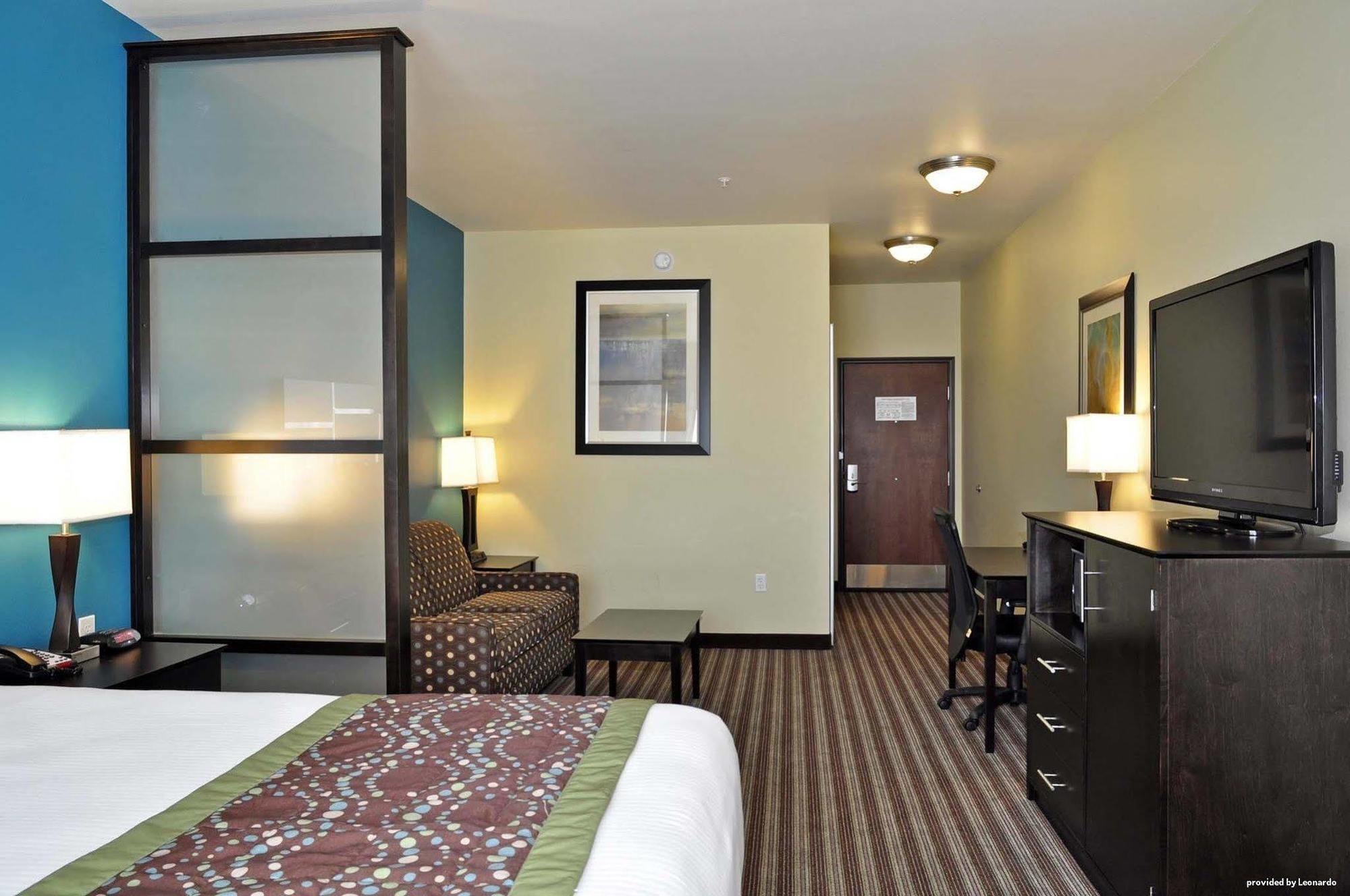 Best Western Plus Desoto Inn & Suites Mansfield Room photo